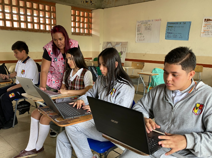 Más de 5.000 estudiantes afianzan sus conocimientos gracias a plataformas digitales y a Computadores Futuro