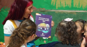 La Alcaldía de Medellín creó la primera guía para que niños y niñas de Buen Comienzo aprendan inglés