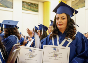 132 mujeres adultas y adultas mayores se graduaron, gracias a la estrategia La Escuela Encuentra a la Mujer