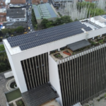 Están listos los 319 paneles solares que suplirán el 37 % de la energía en el Centro Administrativo Distrital