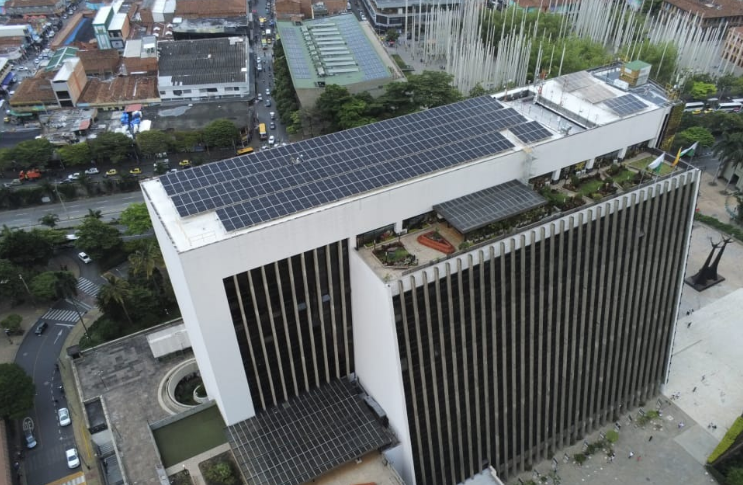 Están listos los 319 paneles solares que suplirán el 37 % de la energía en el Centro Administrativo Distrital