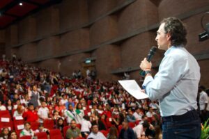 1.300 estudiantes de Medellín se posesionaron en el Gobierno Escolar para promover la democracia desde las aulas