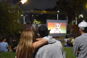 La Alcaldía de Medellín tendrá “Cine y empanada” al aire libre para activar el parque Bicentenario