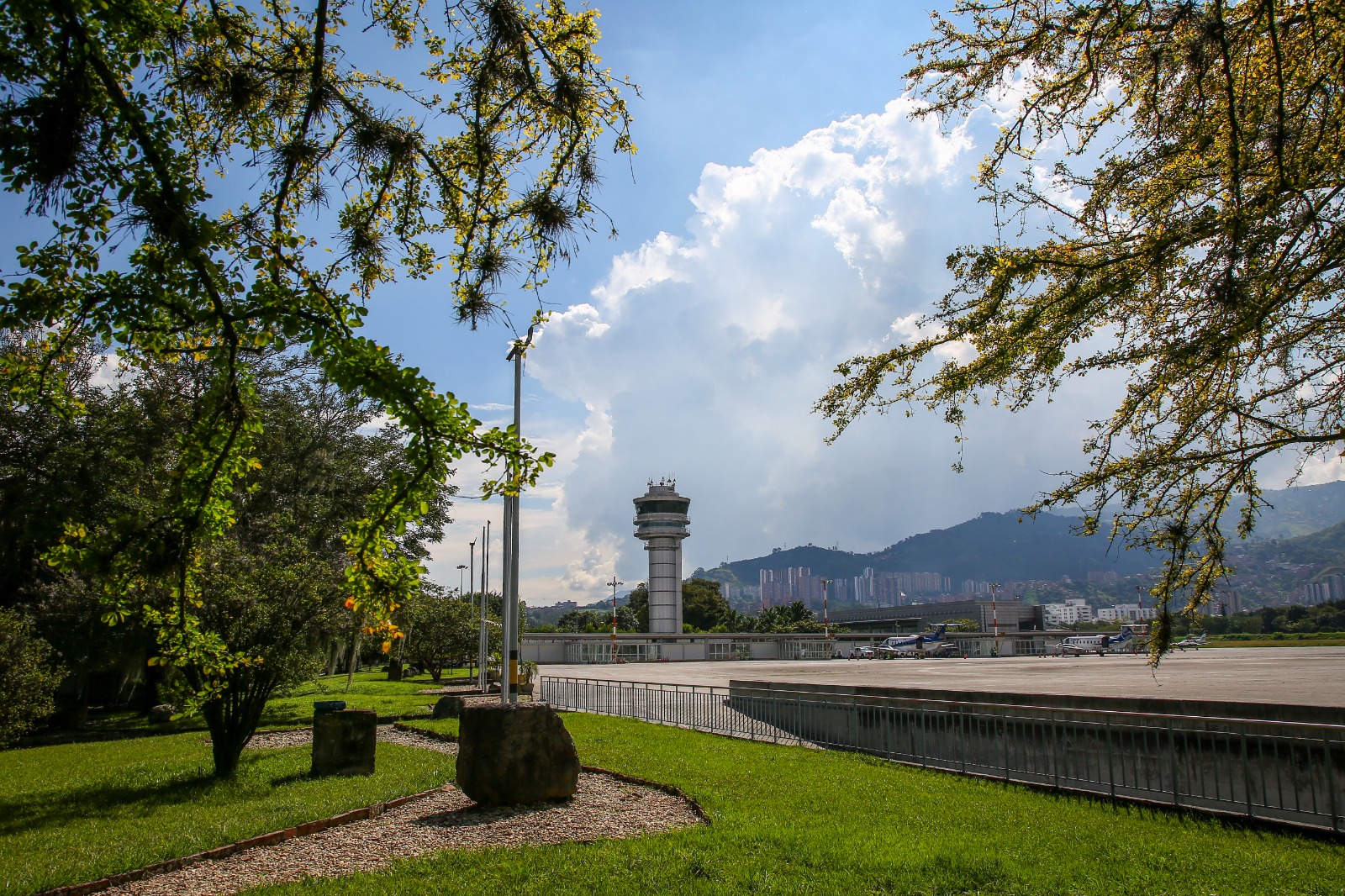 Aeropuerto Olaya Herrera llega a sus 92 años como el segundo con más movilidad de pasajeros en el Centro Norte del país