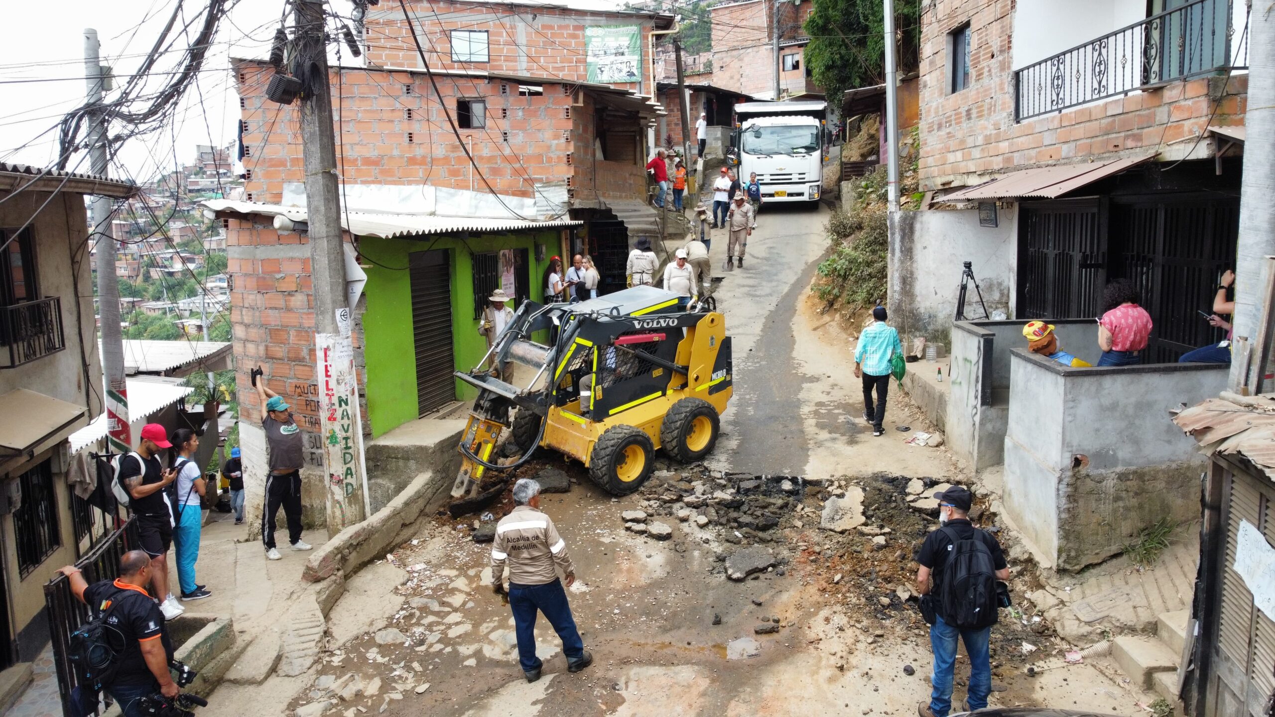 Medellín ha intervenido más de 2.180 huecos en 2024