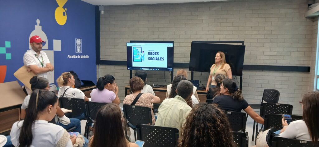 "Redes Sociales y Transformación Digital para Emprendedores" Comunas Conecta