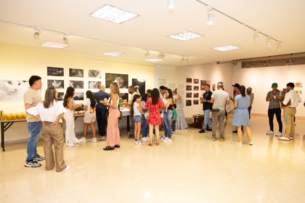 Personas de la zona noroccidental de Medellín participando en un taller o evento del concurso literario Historias del Barrio.