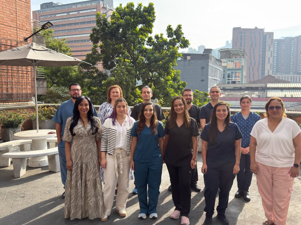 Integrantes del grupo de investigación clínica del Hospital General de Medellín y la Universidad CES posando en una terraza institucional tras recibir un reconocimiento nacional.