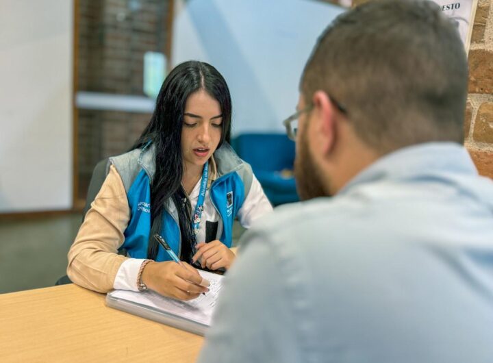 Una funcionaria de la Alcaldía de Medellín, brinda atención presencial