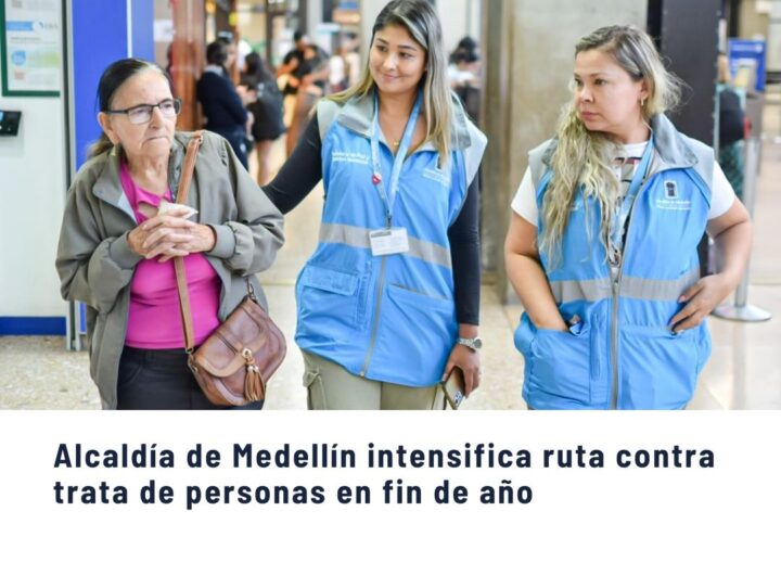 Personal de la Alcaldía de Medellín acompañando a una ciudadana en terminal de transporte como parte de la ruta contra la trata de personas en temporada de fin de año.