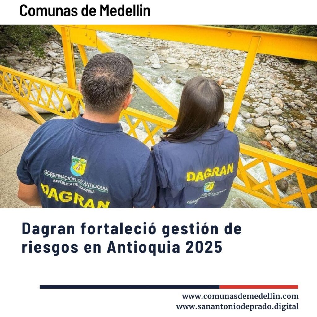 Funcionarios del DAGRAN inspeccionando un puente peatonal amarillo sobre un río rocoso en Antioquia, como parte de las acciones de monitoreo y mitigación de riesgos en 2025.