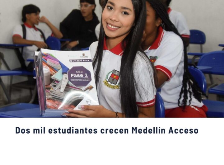 Estudiantes de las comunas de Medellín reciben materiales para mayor acceso educativo