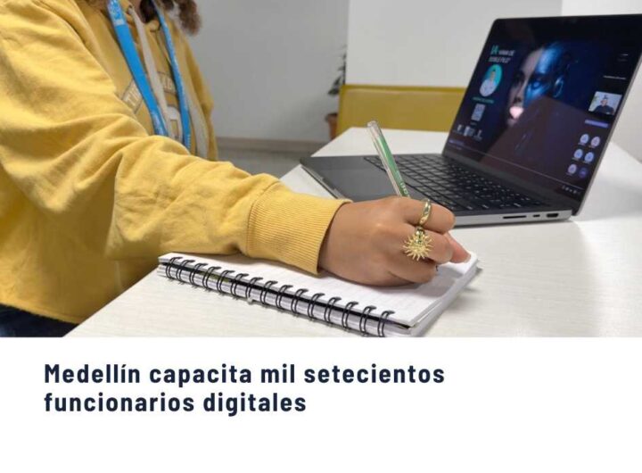 Mujer pública participando en aula en línea