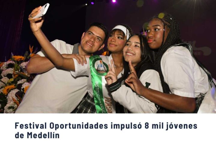 óvenes del liderazgo posando en selfie
