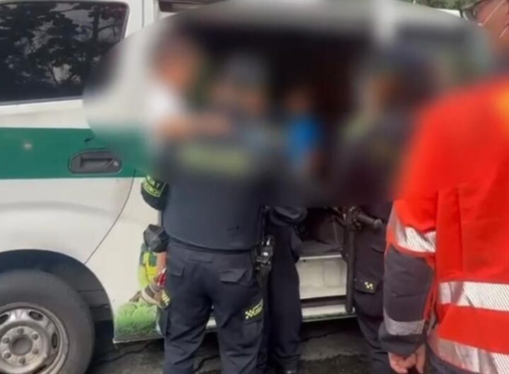 Autoridades y personal de emergencias de Medellín realizando el traslado seguro de menores rescatados