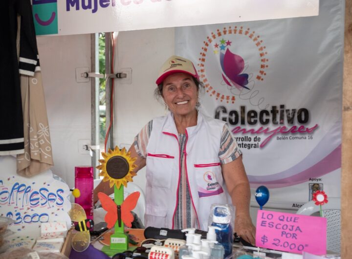Mujer sonriente de una organización social de Medellín