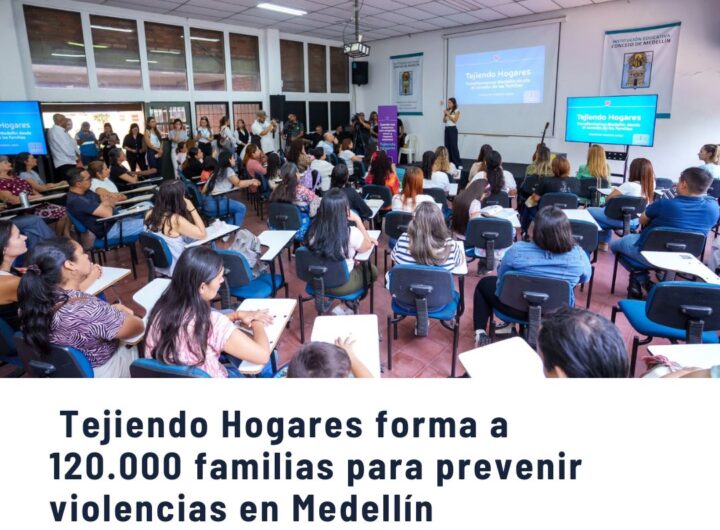 Taller de formación de Tejiendo Hogares en Medellín con padres, madres y cuidadores aprendiendo herramientas para prevenir violencias y fortalecer vínculos familiares.