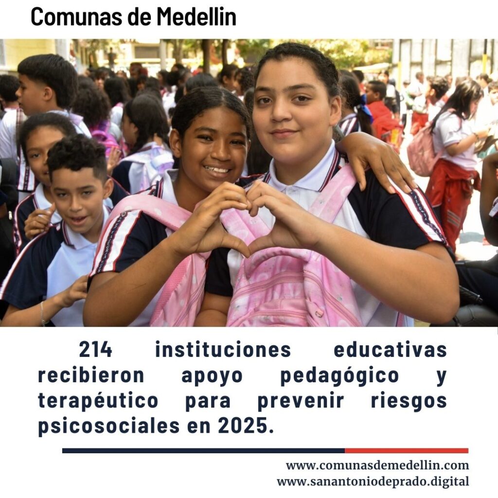 Estudiantes sonrientes en uniformes escolares formando un corazón con las manos, destacando que 214 instituciones educativas recibieron apoyo pedagógico y terapéutico para prevenir riesgos psicosociales en Medellín durante 2025.