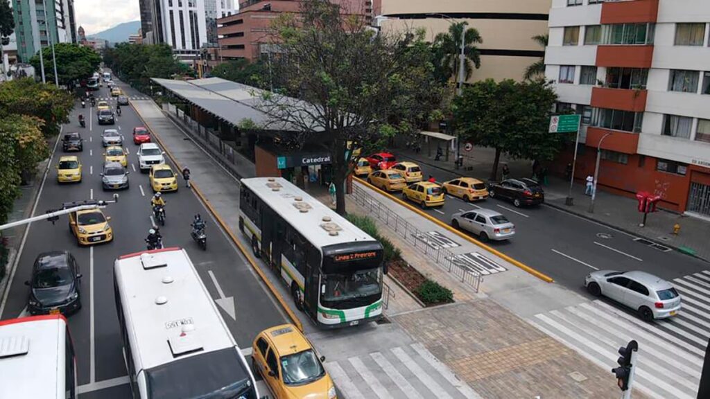 Tráfico en el centro de Medellín con buses integrados y taxis: ajuste de tarifas del transporte colectivo desde el 10 de enero de 2026 – buses $3.800, microbuses $3.900