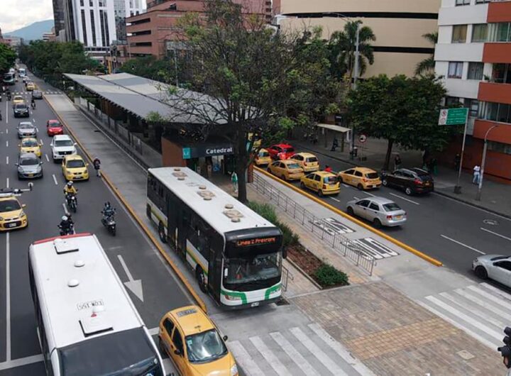 Tráfico en el centro de Medellín con buses integrados y taxis: ajuste de tarifas del transporte colectivo desde el 10 de enero de 2026 – buses $3.800, microbuses $3.900