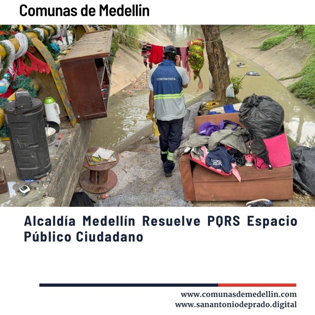 Trabajador contratista inspeccionando un espacio público recuperado junto a una quebrada en Medellín, con muebles y basura retirados por la Alcaldía para devolver el área a los ciudadanos.
