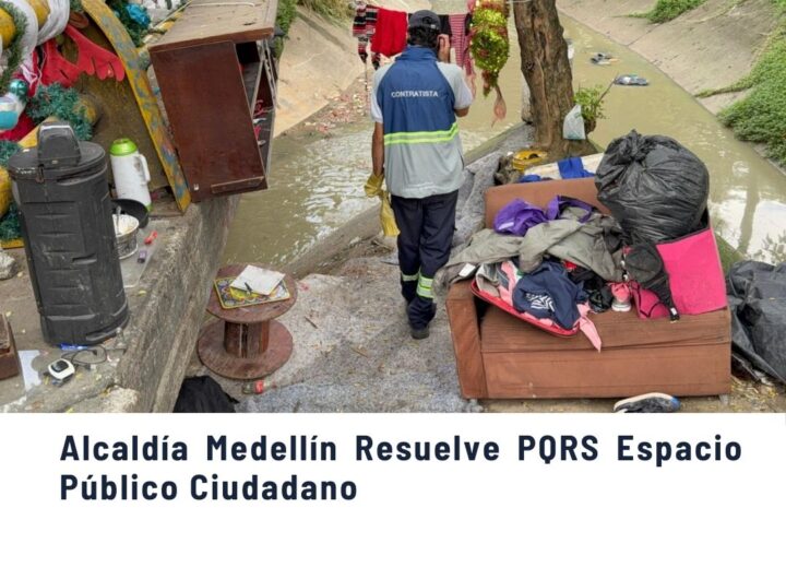 Trabajador contratista inspeccionando un espacio público recuperado junto a una quebrada en Medellín, con muebles y basura retirados por la Alcaldía para devolver el área a los ciudadanos.