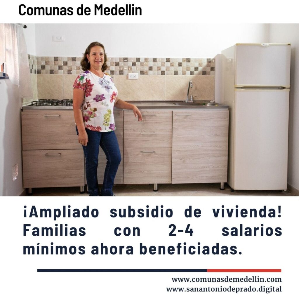 Mujer sonriente en cocina moderna con estufa, lavaplatos y nevera, representando la ampliación del subsidio de vivienda para familias con 2-4 salarios mínimos en Medellín.
