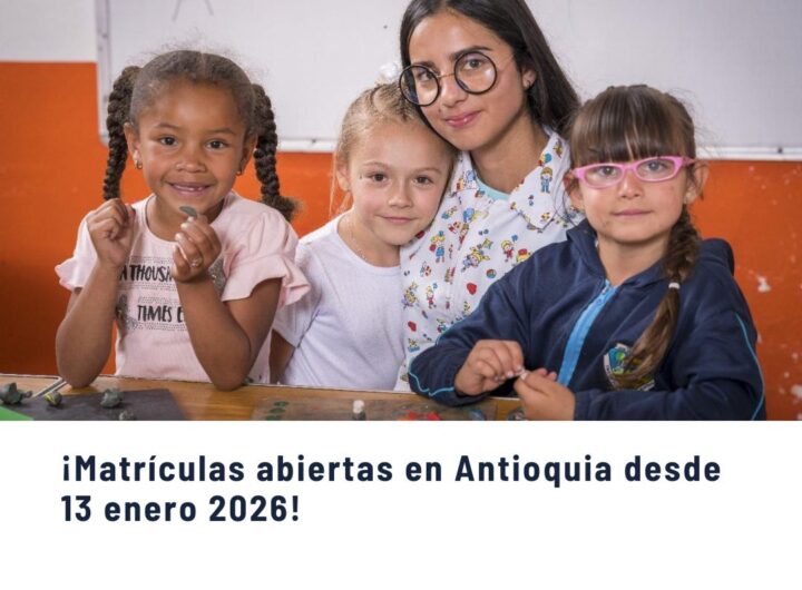 Niños sonrientes en una clase con una maestra, anuncio de matrículas abiertas en Antioquia desde el 13 de enero de 2026