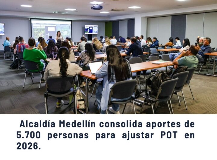 Audiencia numerosa en sala de conferencias participando en taller de la Alcaldía de Medellín para consolidar aportes ciudadanos al ajuste del Plan de Ordenamiento Territorial (POT) en 2026.