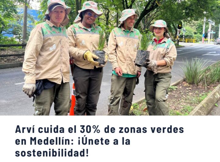 Equipo de jardineros de la Corporación Parque Arví plantando y cuidando zonas verdes en las comunas y corregimientos de Medellín, contribuyendo al 30% del mantenimiento de espacios verdes de la ciudad.