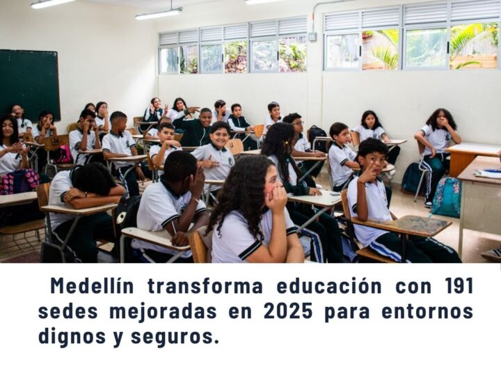 Estudiantes en una aula escolar en Medellín, Colombia, vestidos con uniformes blancos y verdes, participando en una clase con algunos levantando la mano y otros pensativos.