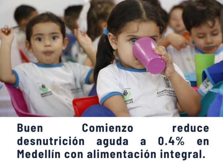 Niños en un jardín infantil bebiendo de vasos coloridos, ilustrando el programa Buen Comienzo que reduce la desnutrición aguda a 0.4% en Medellín con alimentación integral para la primera infancia.