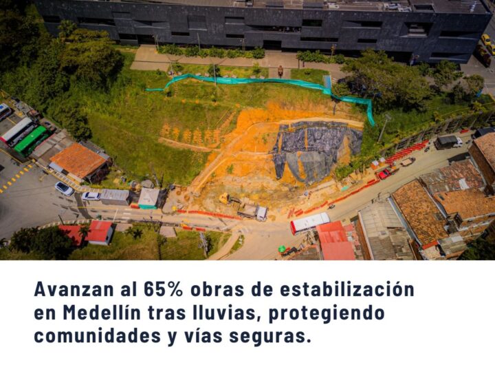 ista aérea de obras de estabilización en las comunas de Medellín avanzando al 65%, protegiendo comunidades y vías seguras tras lluvias.