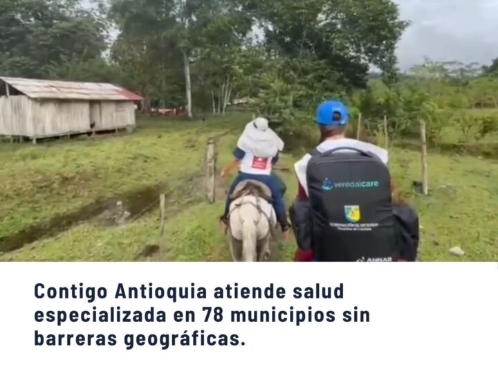 Dos personas de equipo médico cabalgando en mula por zona rural de Antioquia, llevando atención de salud especializada a 78 municipios sin barreras geográficas, con mochilas de Veresalud y ANIAR.