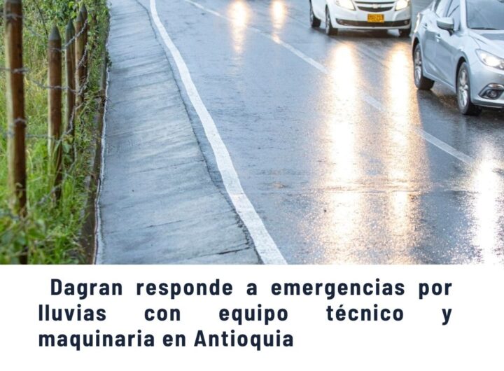 Dagran responde a emergencias por lluvias en Antioquia con equipo técnico y maquinaria, vía pavimentada con iluminación nocturna y vehículos circulando - Comunas de Medellín.