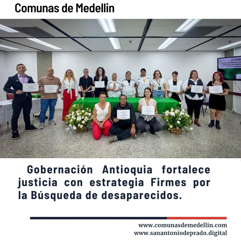 Grupo de personas en una ceremonia de graduación sosteniendo certificados durante el evento de la estrategia Firmes por la Búsqueda de desaparecidos de la Gobernación de Antioquia, fortaleciendo la justicia y la búsqueda de personas desaparecidas en Medellín y Antioquia