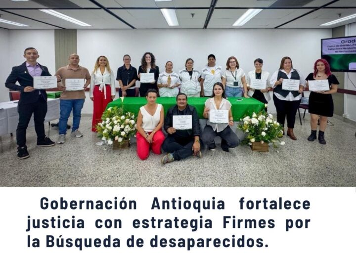 Grupo de personas en una ceremonia de graduación sosteniendo certificados durante el evento de la estrategia Firmes por la Búsqueda de desaparecidos de la Gobernación de Antioquia, fortaleciendo la justicia y la búsqueda de personas desaparecidas en Medellín y Antioquia
