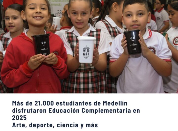 Niños y niñas de escuelas públicas de Medellín sosteniendo ecoladrillos reciclables durante actividad de Educación Complementaria 2025