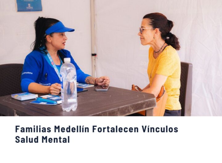 Dos mujeres en conversación durante una actividad de fortalecimiento de vínculos y salud mental para familias en las comunas de Medellín