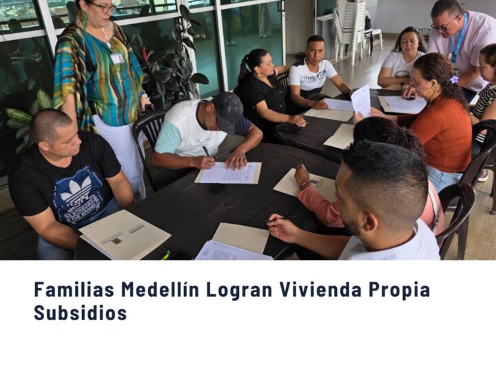 Grupo de familias y comunidad en Medellín revisando y firmando documentos para lograr subsidios de vivienda propia en las comunasGrupo de familias y comunidad en Medellín revisando y firmando documentos para lograr subsidios de vivienda propia en las comunas