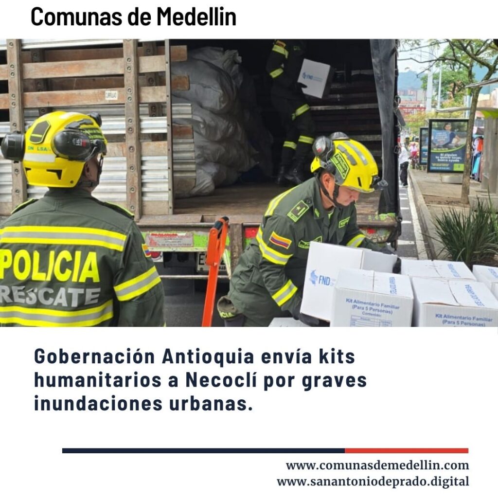 Personal de rescate de la Policía cargando kits humanitarios en un camión para damnificados por inundaciones en Necoclí, enviados por la Gobernación de Antioquia.