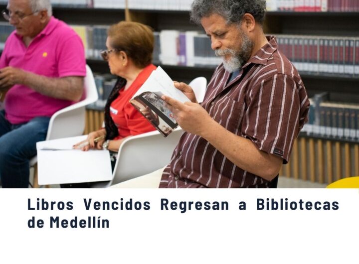 Personas mayores leyendo libros en una biblioteca pública de Medellín, promoviendo la campaña de regreso de libros vencidos a las bibliotecas de la ciudad.