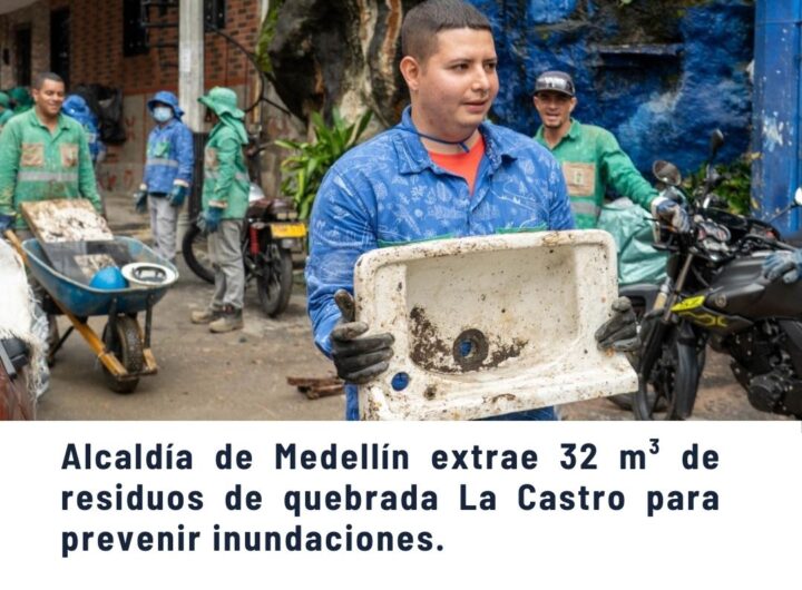 Trabajadores de la Alcaldía de Medellín extrayendo 32 m³ de residuos de la quebrada La Castro para prevenir inundaciones