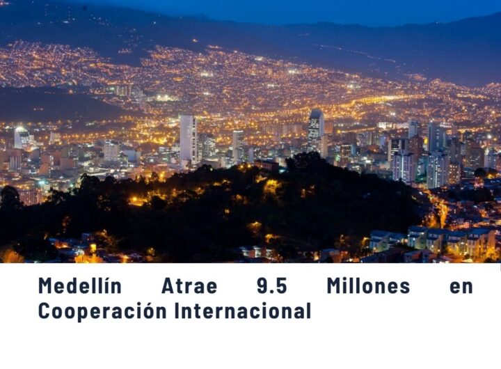 Vista panorámica nocturna de Medellín iluminada, destacando su desarrollo urbano y atracción de 9.5 millones en cooperación internacional.