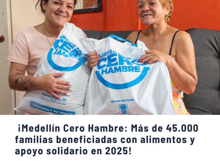 Dos mujeres sonrientes recibiendo bolsas de alimentos del programa Medellín Cero Hambre de la Alcaldía de Medellín, iniciativa que benefició a más de 45.000 familias en 2025 con apoyo solidario y seguridad alimentaria
