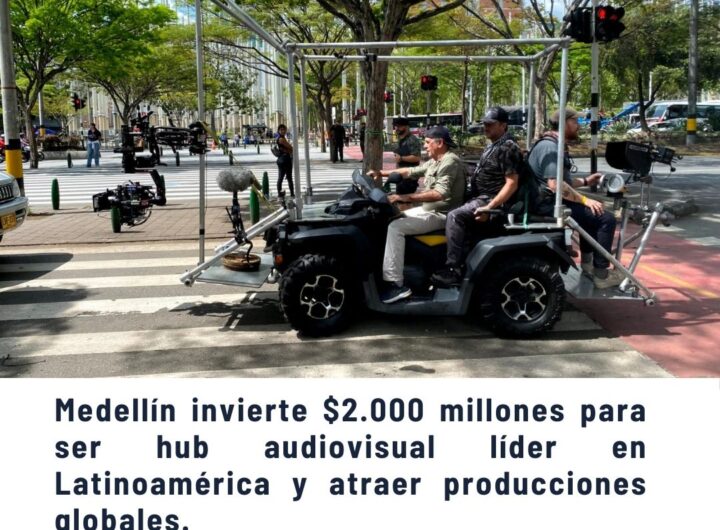 Equipo de filmación en vehículo todoterreno modificado con cámaras y micrófonos circulando por las calles de Medellín, representando la inversión de la ciudad como hub audiovisual líder en Latinoamérica.