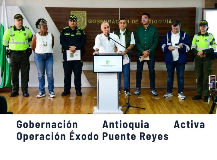 Conferencia de prensa de la Gobernación de Antioquia activando la Operación Éxodo para el Puente Reyes Festivo 2026: autoridades y policía garantizando seguridad vial en carreteras del departamento.