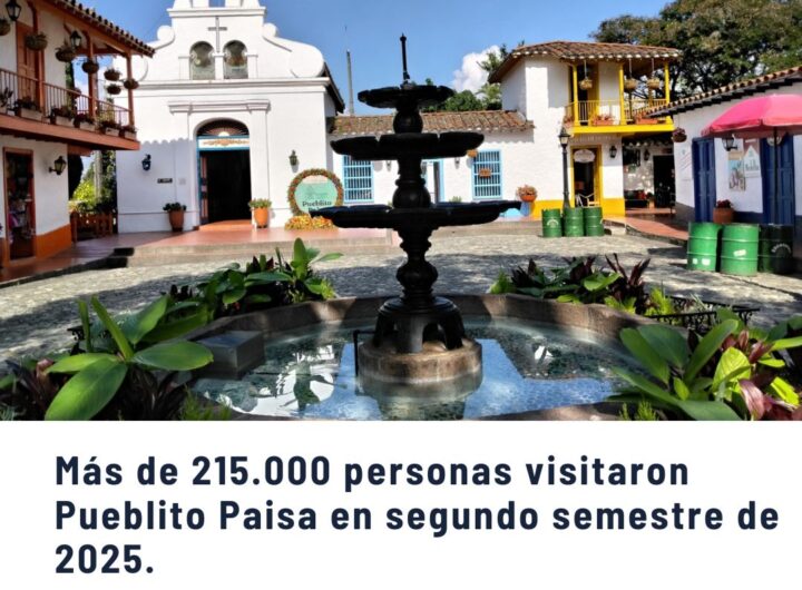 Plaza principal del Pueblito Paisa en Medellín, con fuente central, iglesia tradicional y arquitectura colonial antioqueña, uno de los atractivos turísticos más visitados de la ciudad.