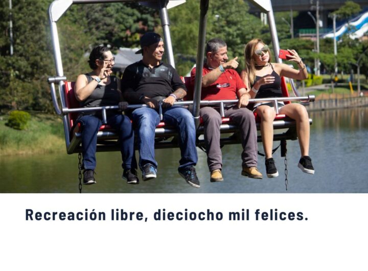 Familias disfrutan de recreación inclusiva y gratuita en parques de las comunas de Medellín