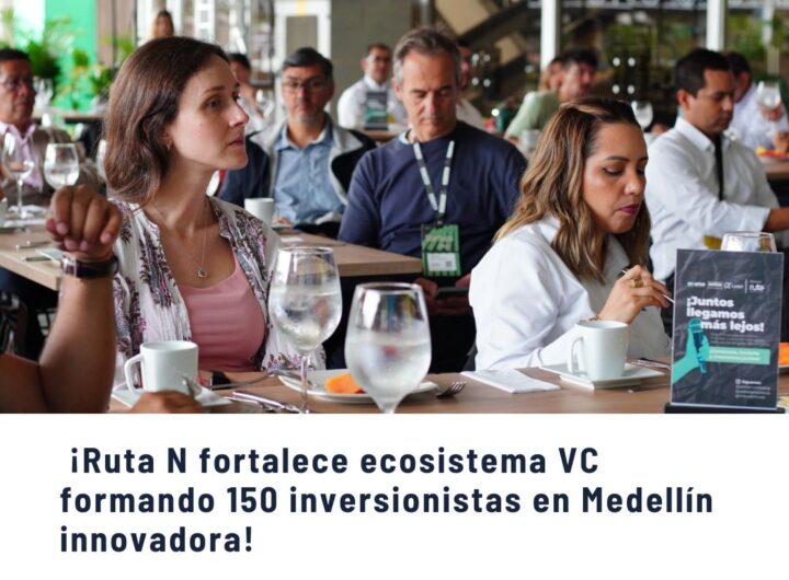 Personas participando en una sesión de formación o taller en Ruta N, con asistentes atentos y materiales de Ruta N visibles, representando el fortalecimiento del ecosistema de capital de riesgo en Medellín.
